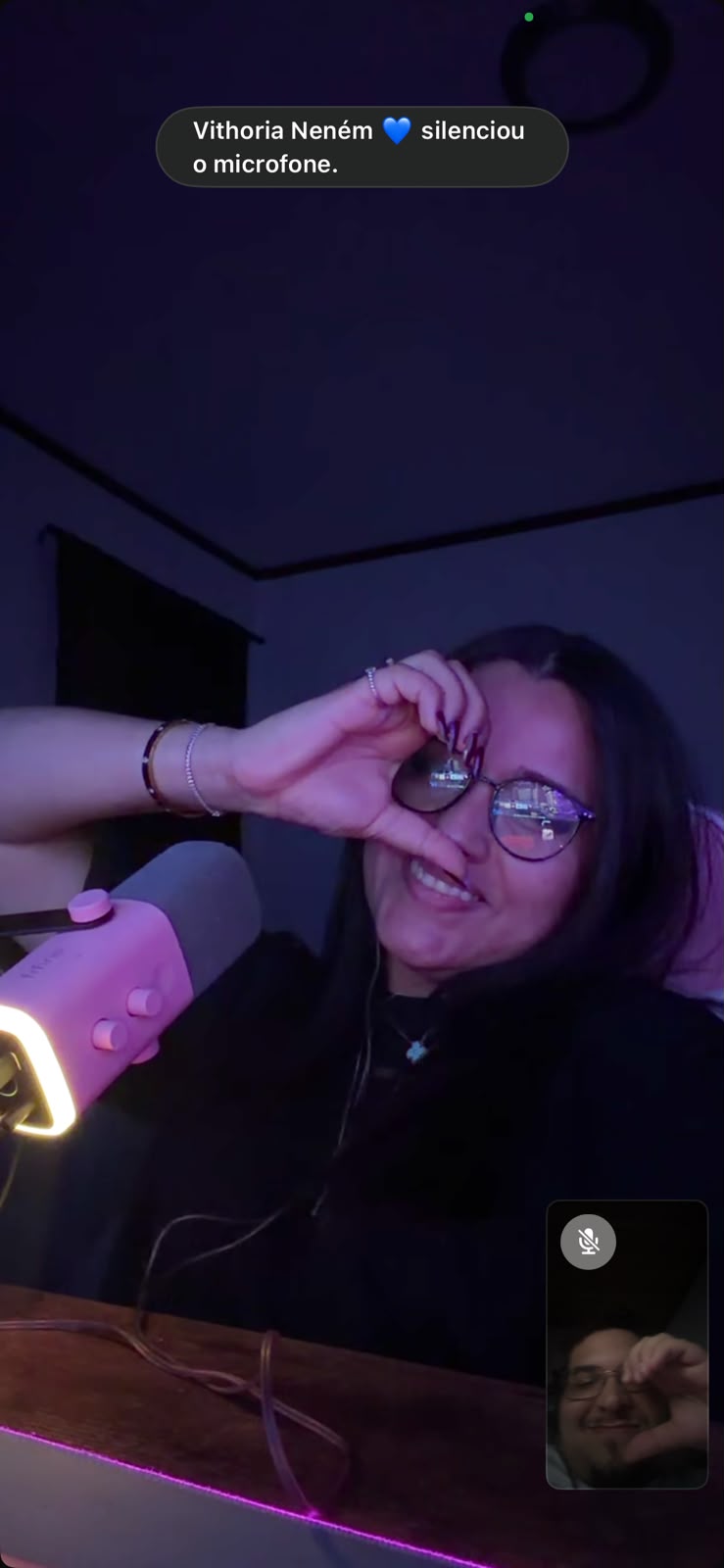 Vithoria sorrindo durante uma chamada